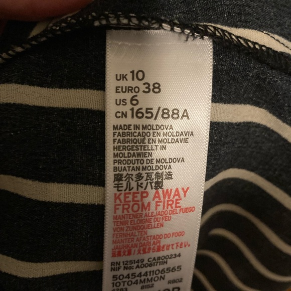 Vertical stripe dress with keyhole and tie in front. - Picture 8 of 8